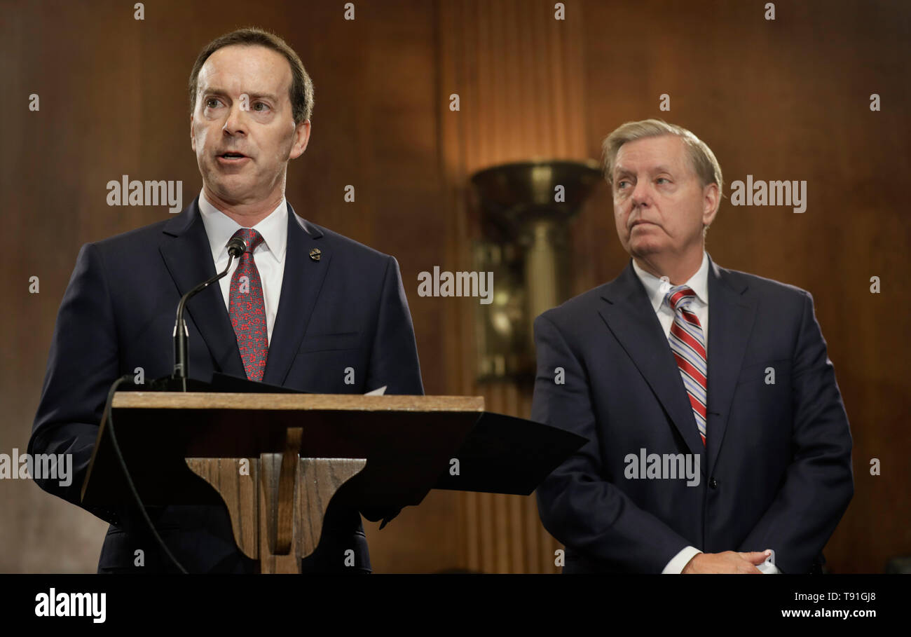 Washington DC, USA. 15 mai, 2019. U.S Customs and Border Protection Commissaire par intérim John Sanders, à gauche, et le président du Comité judiciaire du Sénat Lindsey Graham, droite, lors d'une conférence de presse sur la colline du Capitole, le 15 mai 2019 à Washington, D.C. Graham prévoit de nouvelles mesures législatives visant à aborder la crise des réfugiés sur la frontière sud. Credit : Planetpix/Alamy Live News Banque D'Images