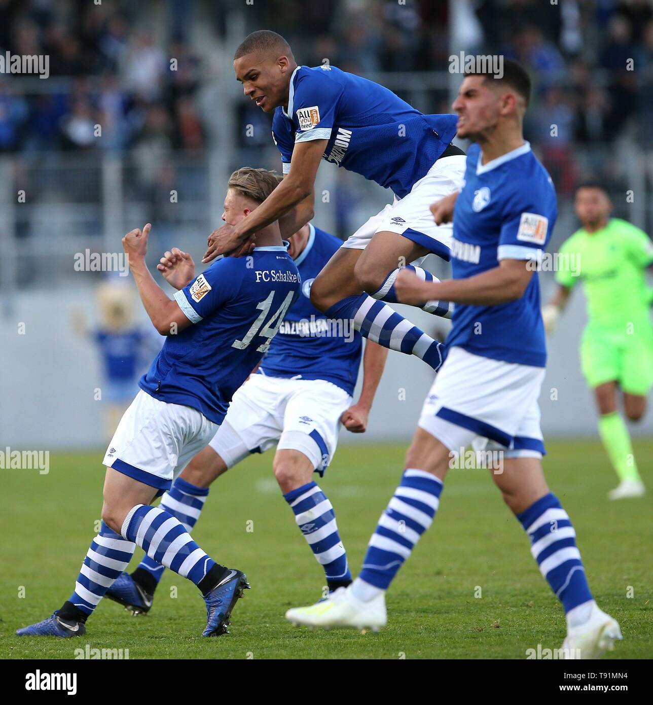 Firo : 15.05.2019 Football, U19, UN-Juniors saison 2018/2019 Bundesliga, finale du championnat allemand/demi-finales FC Schalke 04 Borussia Dortmund - U19 U19 Malick Thiaw (FC Schalke 04 U19) arrête la jubilation dirigé par René Biskup (FC Schalke 04 U19 ) qui a obtenu la note 2 : égaliseur 2 dans la quatrième minute du temps afterplay. Dans le monde d'utilisation | Banque D'Images