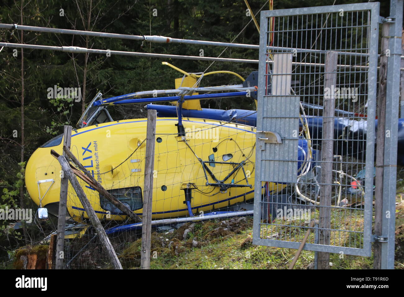 Oberstdorf, Allemagne. 16 mai, 2019. Il y a un hélicoptère lors d'une scène d'un accident. Le pilote a été blessé lorsque l'avion s'est écrasé. L'hélicoptère cargo a été utilisé pendant les travaux de construction sur la colline de saut à ski d'Oberstdorf. Credit : Benjamin Liss/dpa/Alamy Live News Banque D'Images