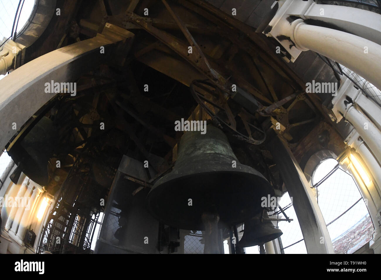 Venezia, Italie. 12 mai, 2019. Les cloches du Campanile, la Markusturm, s'accrocher au-dessus de la ville lagunaire de Venise. C'est là que l'art Biennale est actuellement en cours. Cette 58e exposition artistique internationale prend fin le 24.11.2019. Crédit : Felix Hörhager/dpa/Alamy Live News Banque D'Images