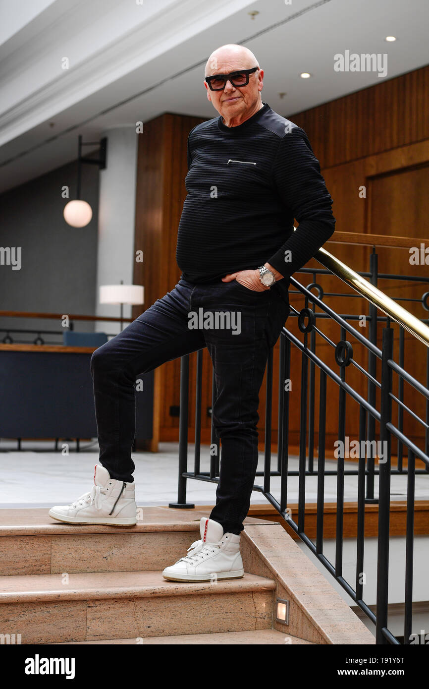 Musicien tchèque, artiste, danseur et acteur Jiri Korn va célébrer 70e anniversaire le 17 mai. Jiri Korn pose pour le photographe au cours de la session de photos de Prague, en République tchèque, le 14 mai 2019. (CTK Photo/Roman Vondrous) Banque D'Images