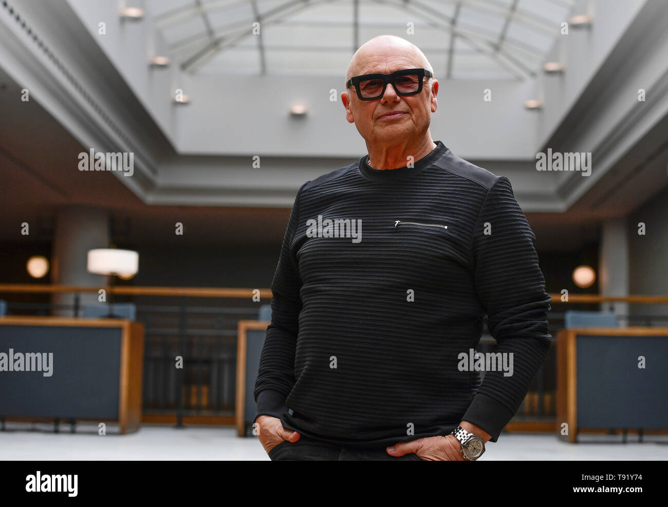 Musicien tchèque, artiste, danseur et acteur Jiri Korn va célébrer 70e anniversaire le 17 mai. Jiri Korn pose pour le photographe au cours de la session de photos de Prague, en République tchèque, le 14 mai 2019. (CTK Photo/Roman Vondrous) Banque D'Images