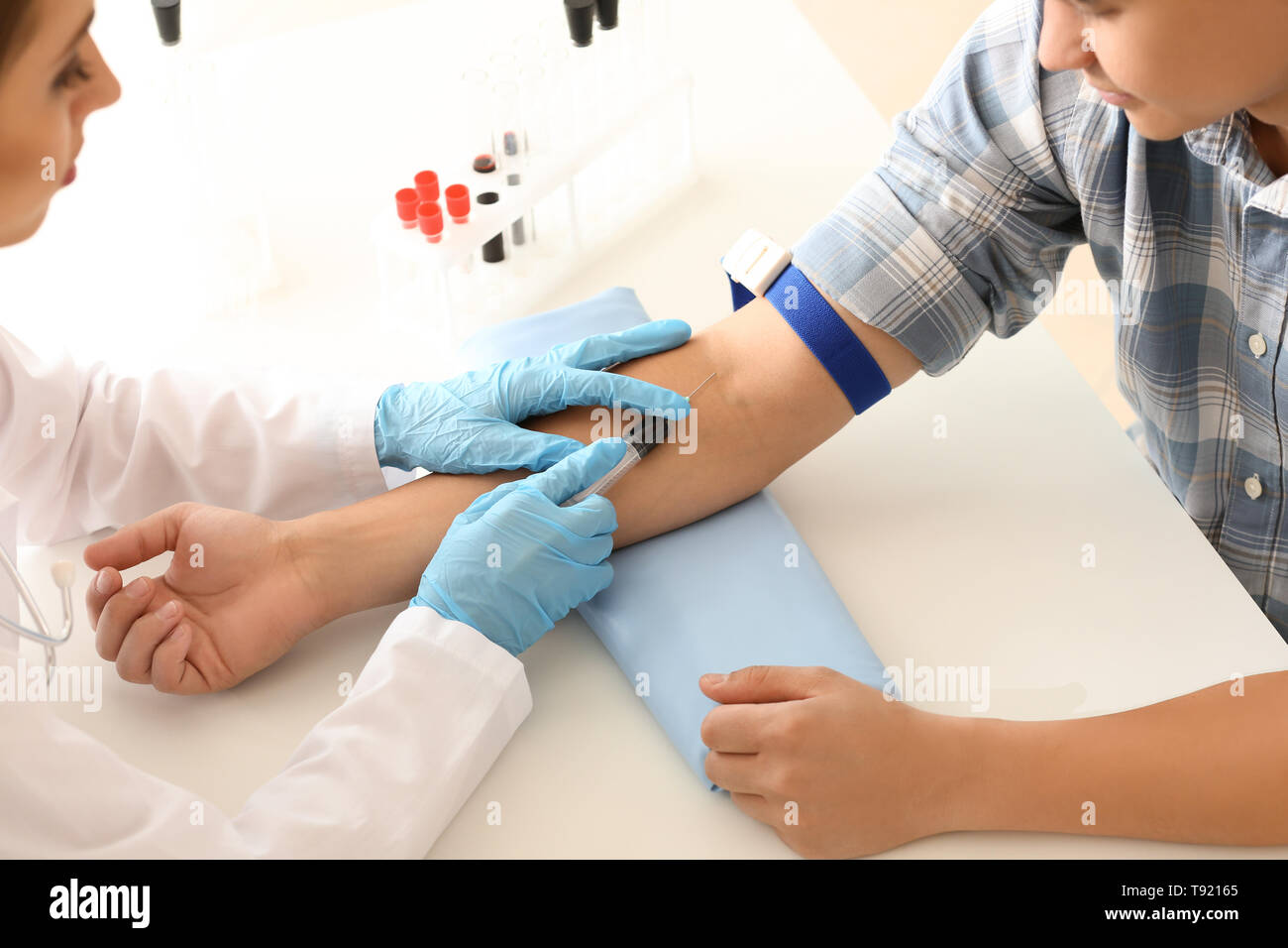 Médecin prendre échantillon de sang d'idées à l'hôpital Banque D'Images