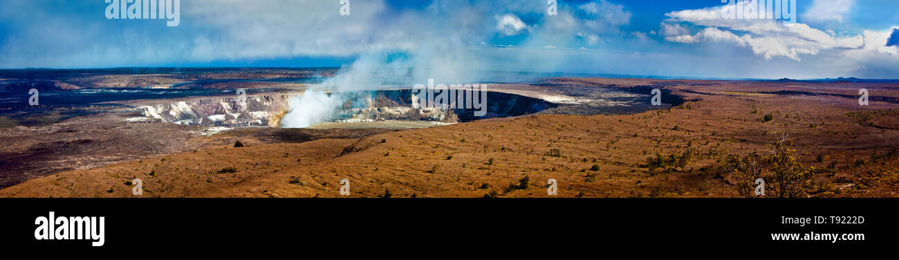 Vue panoramique d'un paysage volcanique à distance. Banque D'Images