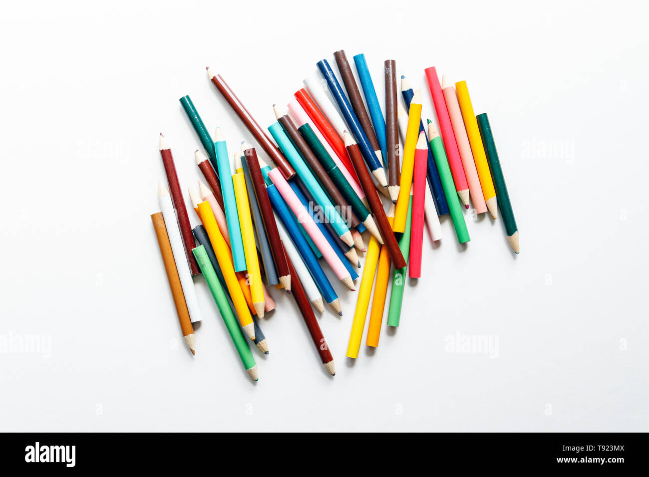 Crayons multicolores éparpillées sur un fond blanc Banque D'Images