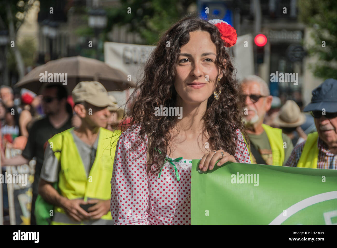 Dans l'image d'une jeune fille avec robe typique de San Iisdro Holliday à Madrid. 8 ans célébration du projet politique à Madrid 15 m, les gens de Banque D'Images