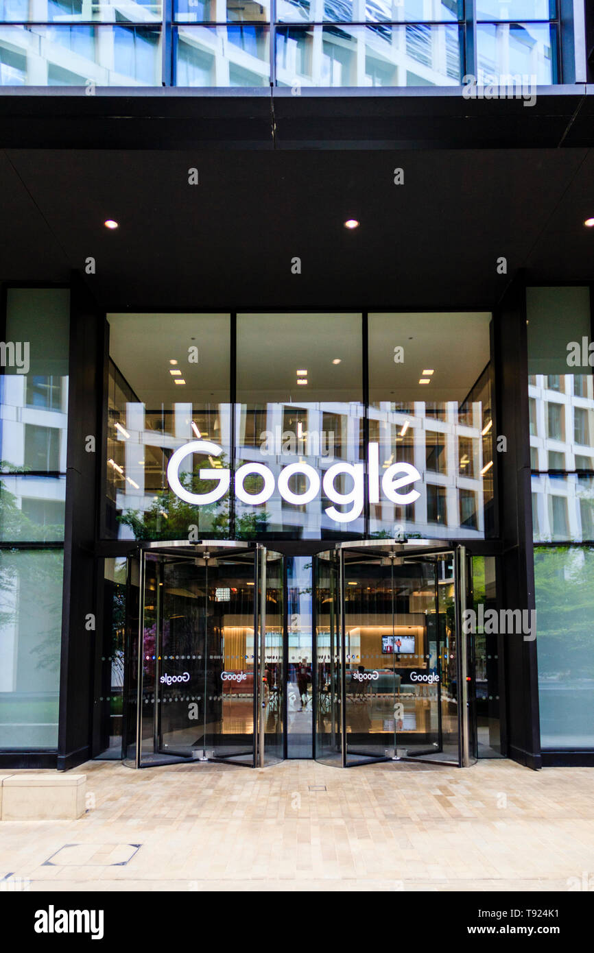 Le logo Google sur la porte de la Google siège social à Pancras Square, Kings Cross, London, UK, 2019 Banque D'Images