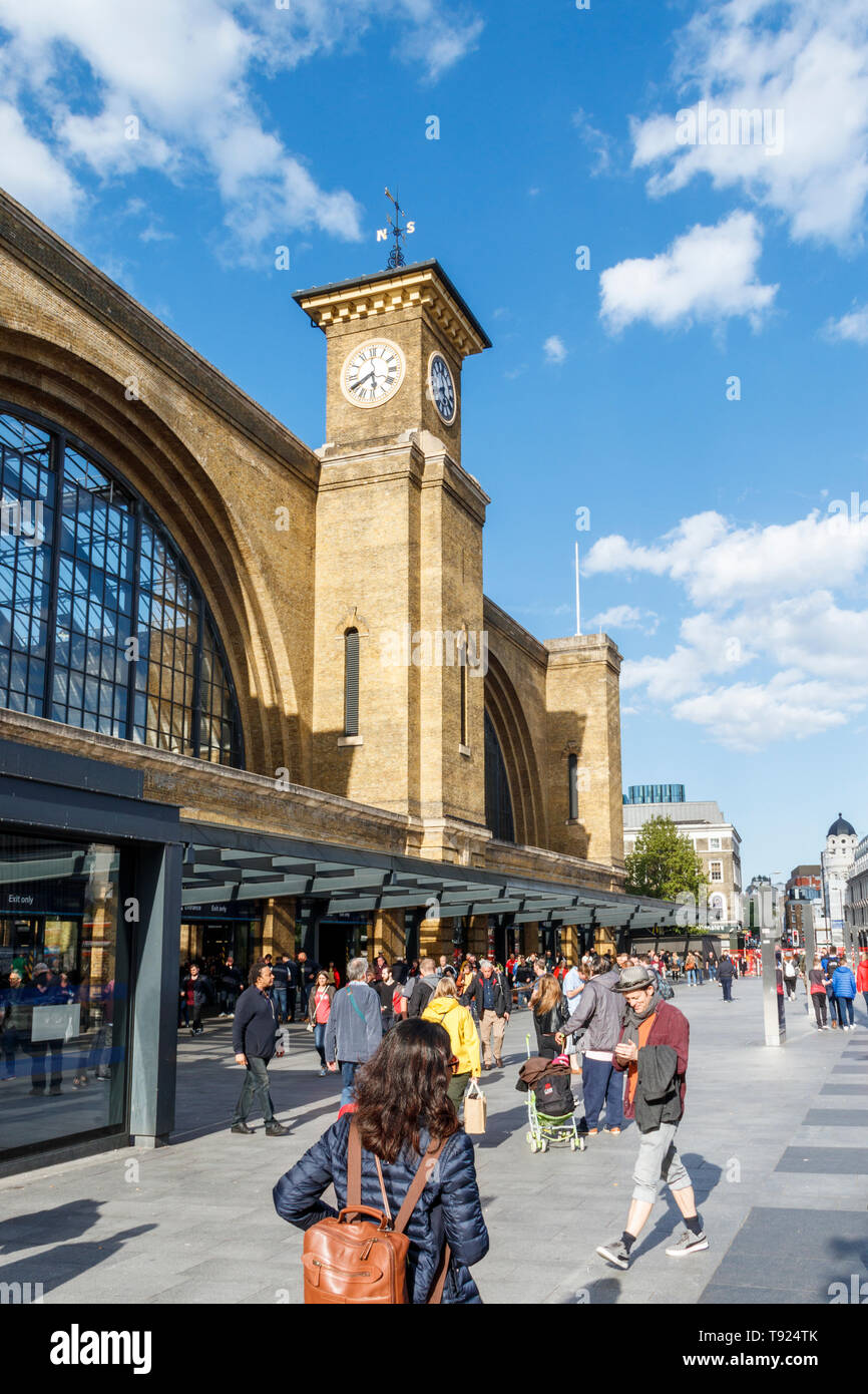 La façade et le parvis de la gare de King's Cross et tour de l'horloge, Londres, Royaume-Uni, 2019 Banque D'Images