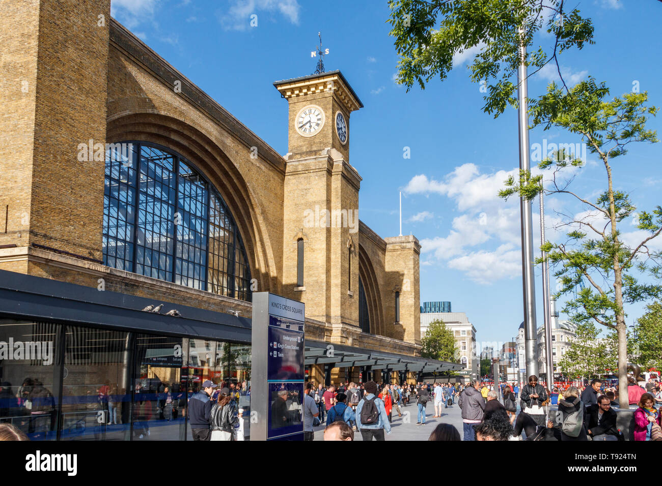 La façade et le parvis de la gare de King's Cross et tour de l'horloge, Londres, Royaume-Uni, 2019 Banque D'Images