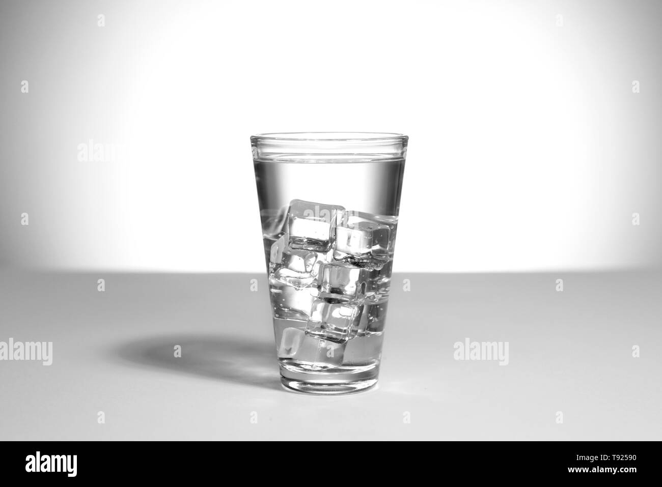 Verre de l'eau fraîche sur la table Banque D'Images