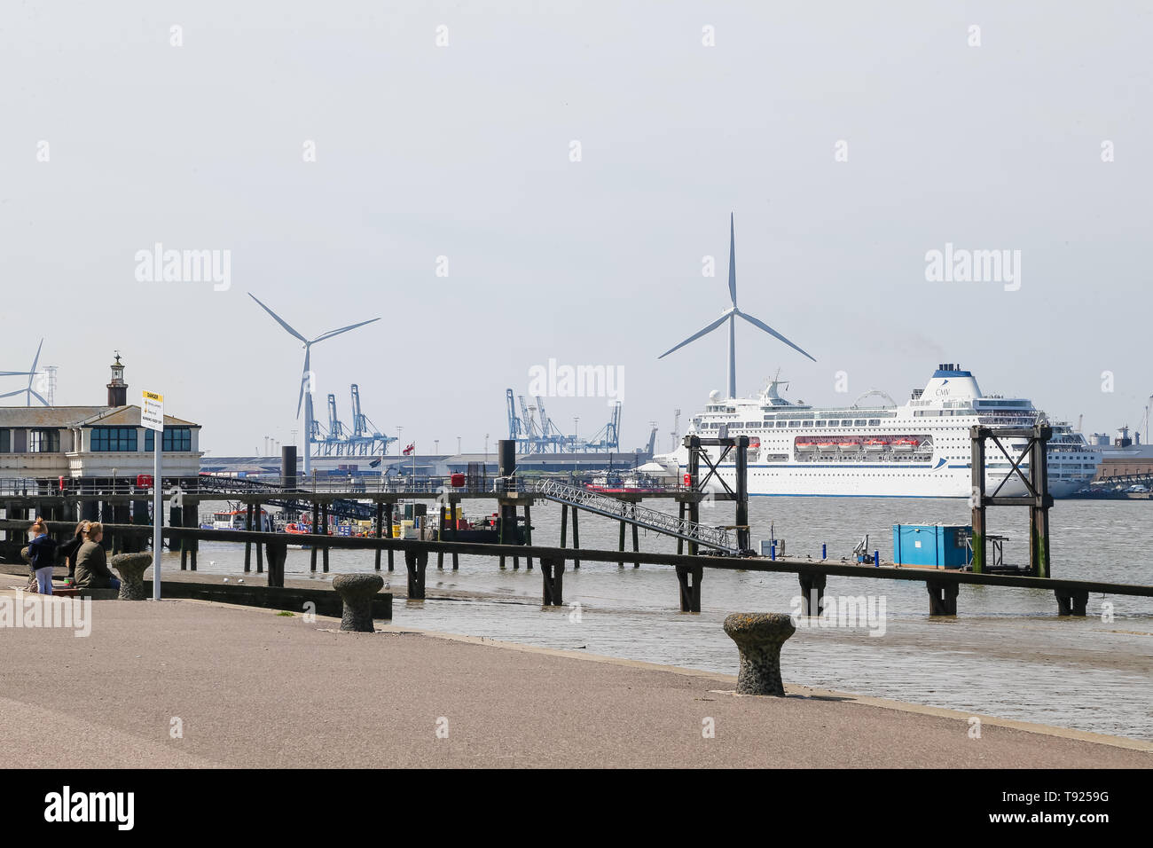 Gravesend, Kent.UK. Vue de Gravesend, Promenade à Tilbury où un bateau de croisière est amarré. Banque D'Images