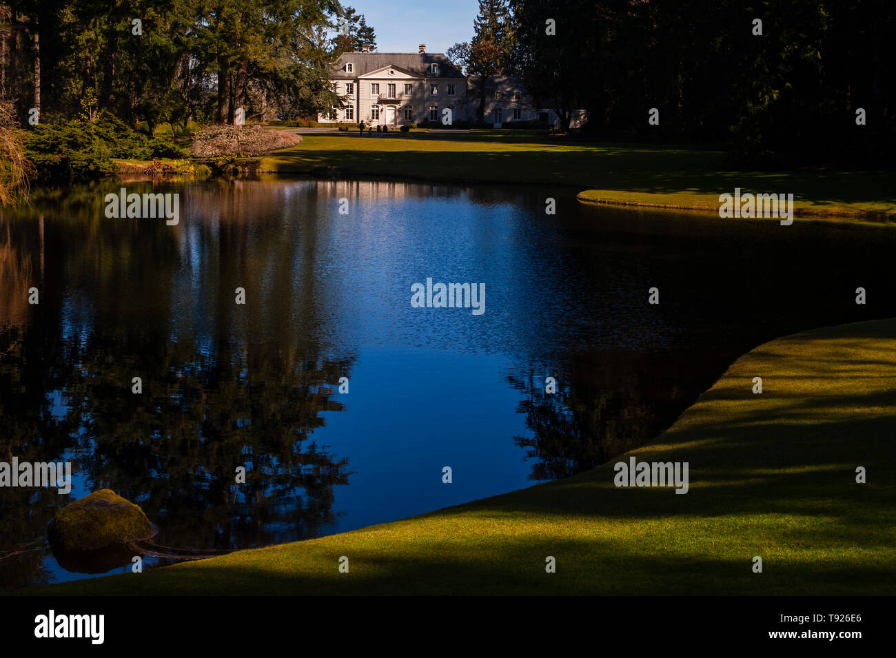 Bloedel Mansion reflète dans petit lac avec les touristes Banque D'Images