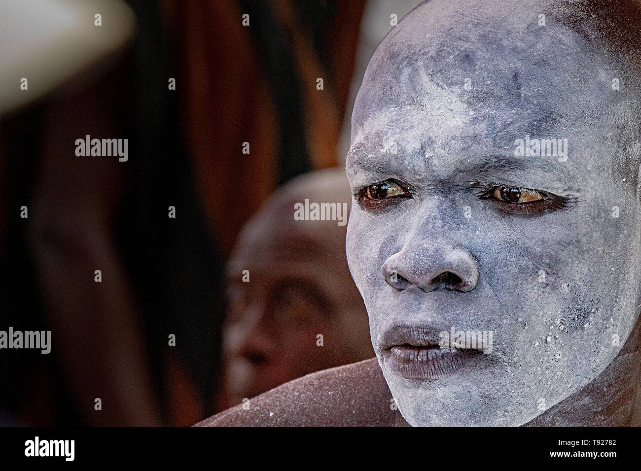 Guerrier peint en blanc au Festival de Millet, Portrait, Odumase Krobo, Ghana Banque D'Images