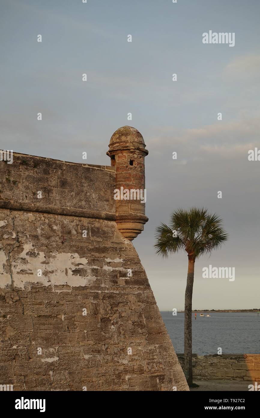 ST Augustine, FL -9 MAR 2019- Vue sur le monument Castillo de San Marcos, le plus ancien et le plus grand fort de maçonnerie dans la zone continentale des États-Unis, en hi Banque D'Images