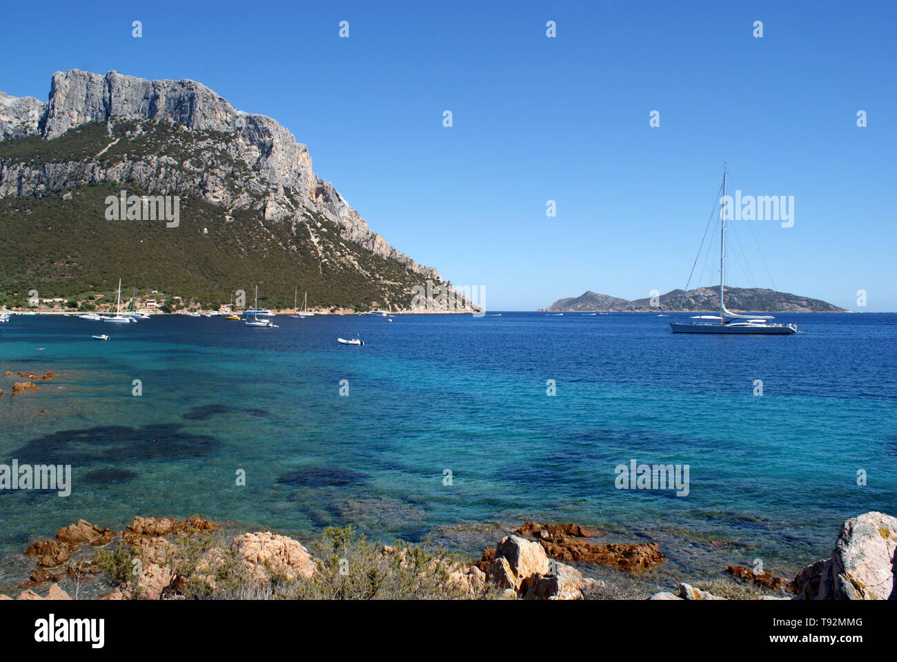 Bateaux ancrés au large de l'île de Tavolara, Olbia-Tempio, Sardaigne, Italie Banque D'Images