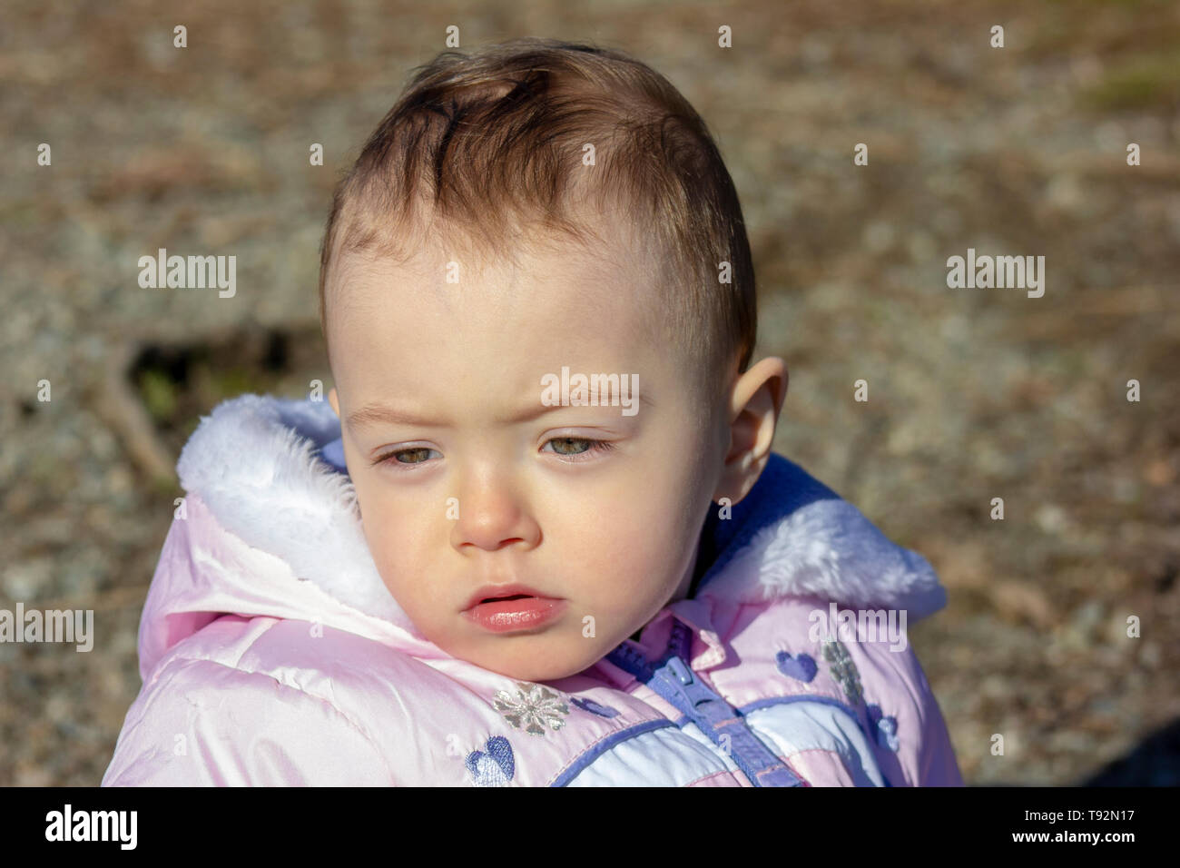 Bebe De Mois Est A La Belle De L Hiver Emmitoufles Pour Le Froid 1 5 Ans Balades Tout Petits Dans Les Parcs Quand Le Soleil Est De Sortie Photo Stock Alamy