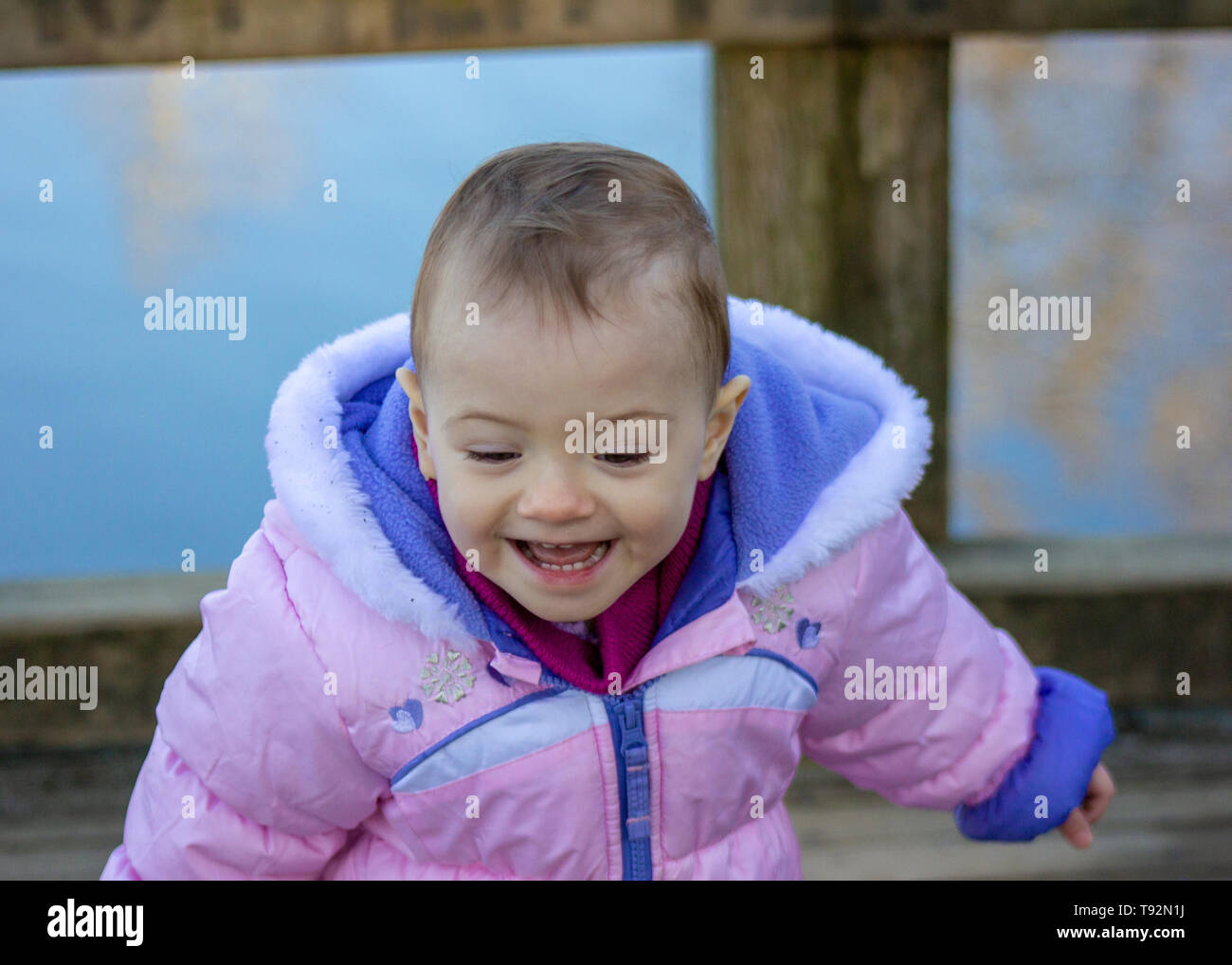 Bebe De Mois Est A La Belle De L Hiver Emmitoufles Pour Le Froid 1 5 Ans Balades Tout Petits Dans Les Parcs Quand Le Soleil Est De Sortie Photo Stock Alamy