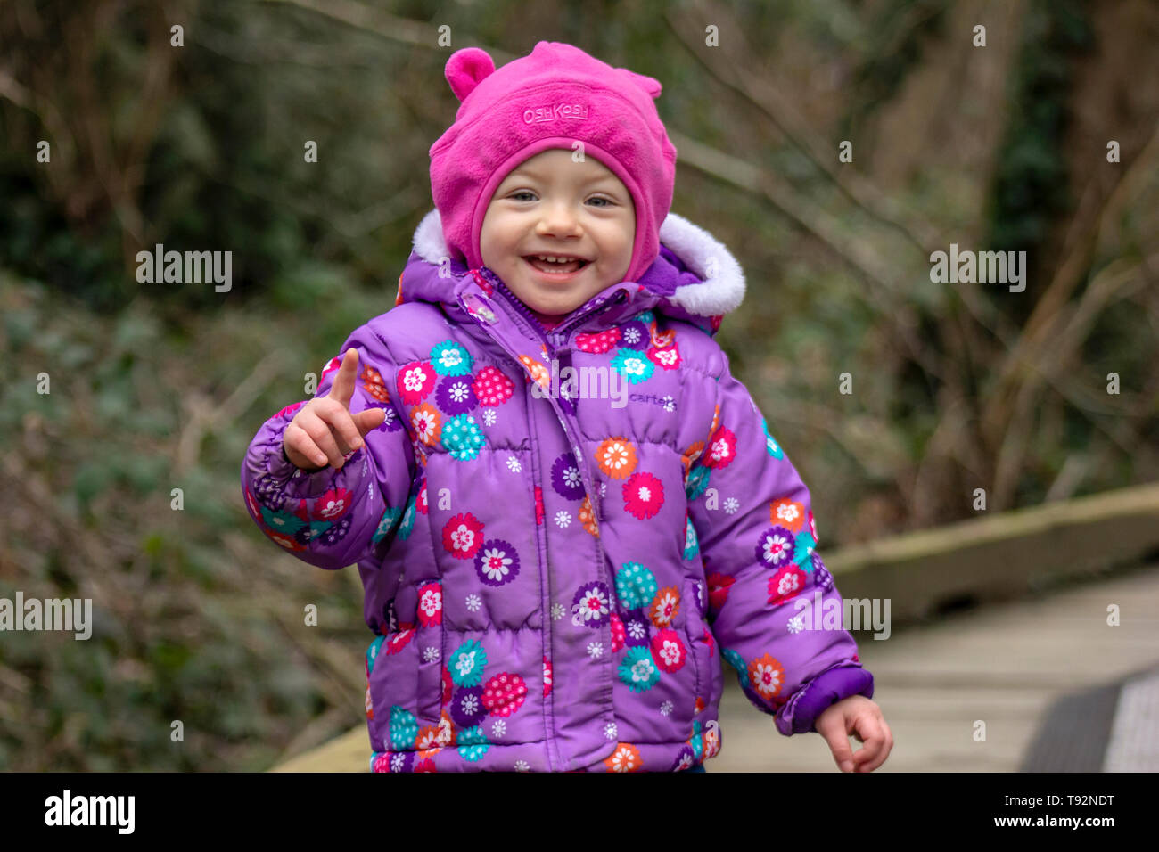 Bebe De Mois Est A La Belle De L Hiver Emmitoufles Pour Le Froid 1 5 Ans Balades Tout Petits Dans Les Parcs Quand Le Soleil Est De Sortie Photo Stock Alamy