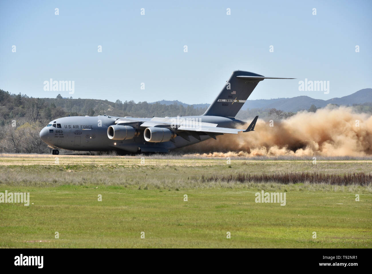 L'équipage d'un C-17 Globemaster de Travis Air Force Base, en Californie, décollages et atterrissages pratiques à Fort Hunter Liggett, l'aérodrome de saleté Schoonover, 18 mars 2019. L'équipe au sol a été de Joint Base Elmendorf-Richardson, en Alaska. Banque D'Images