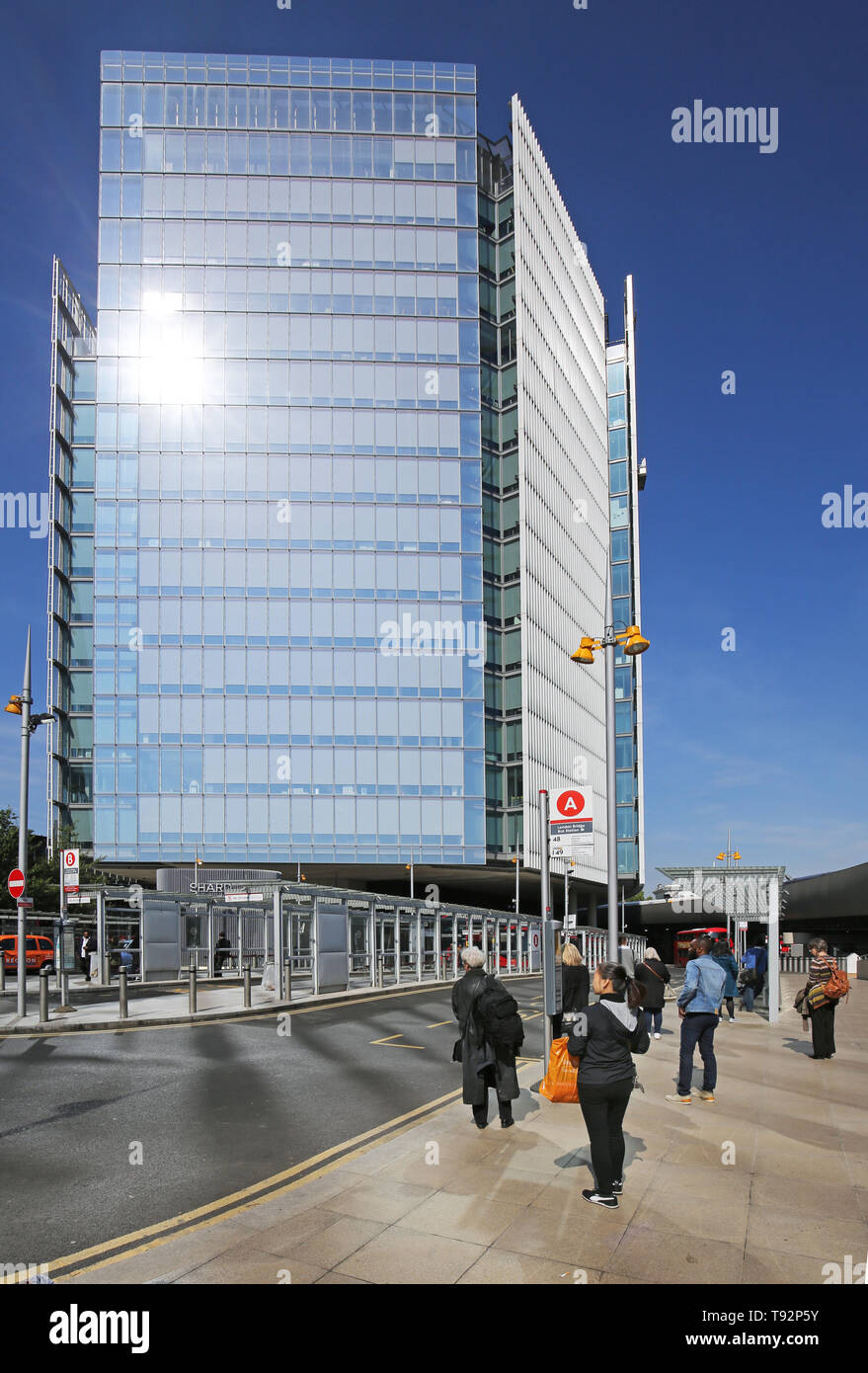 Le nouveau pont de Londres la station de bus et de taxis en face de l'immeuble Actualités bureaux de Londres, de Rupert Murdoch, News Corporation. Banque D'Images