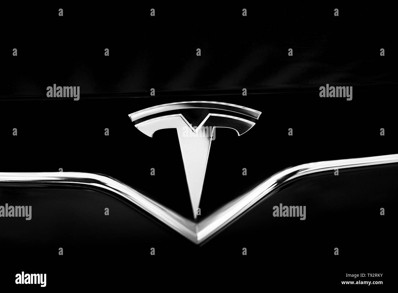 Emblème de Tesla sur Noir voiture. Logo argent portrait Banque D'Images