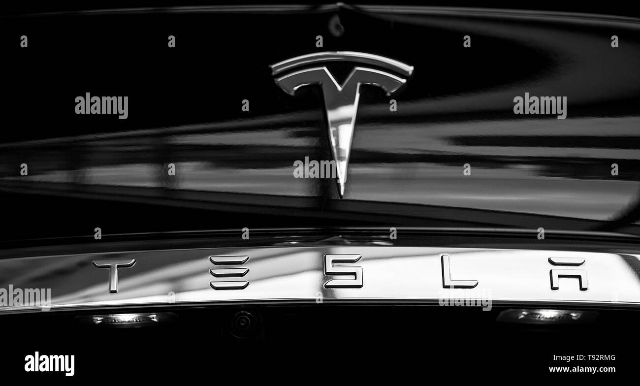 Emblème de Tesla sur Noir voiture. Logo argent portrait Banque D'Images