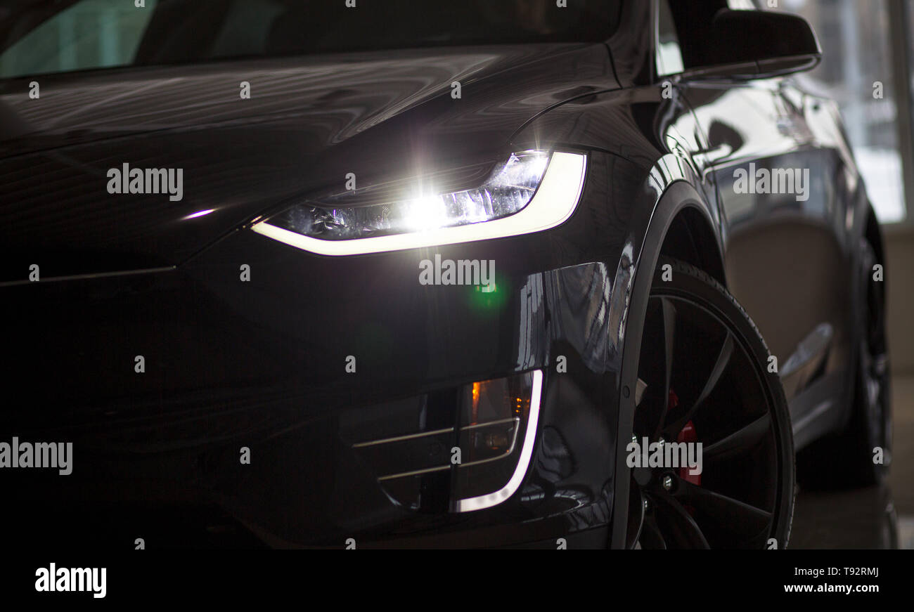 Tesla voiture électrique de nouvelle génération de Dark Brown Piscine Banque D'Images