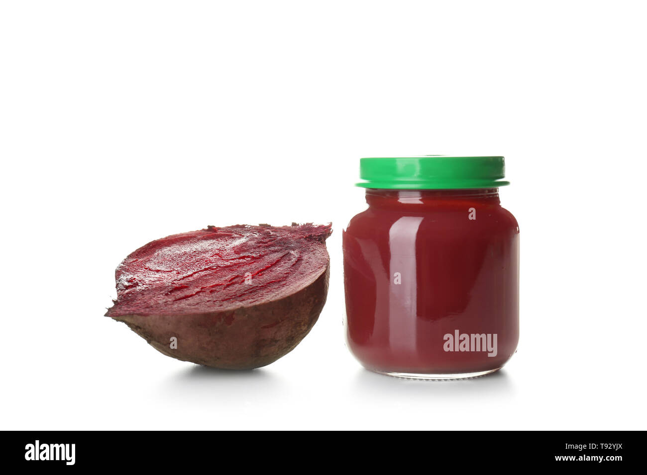 Bocal En Verre Avec De La Puree De Betterave Savoureuse Pour Bebe Sur Fond Blanc Photo Stock Alamy
