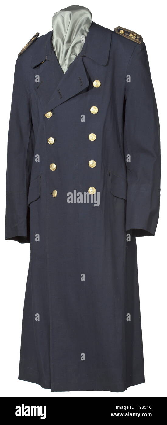Un manteau de pluie pour une Stabsobersteuermann (tr. Quartier-maître en chef) de la Kriegsmarine hydrofugé bleu marine , dans la coupe de la couche standard avec brassards implicite, marche arrière rabats fantaisie, sangle pour retirer l'arme de poing. Ancre anodisé or bague boutons de fixation. Conseils pour l'épaule collée uniforme d'été. historique, historique, de la marine, des forces navales, militaires, militaria, branche de service, les directions générales de service, les forces armées, le service armé, objet, objets, alambics, clipping, coupures, cut out, cut-out, cut-outs, 20e siècle, Editorial-Use-seulement Banque D'Images