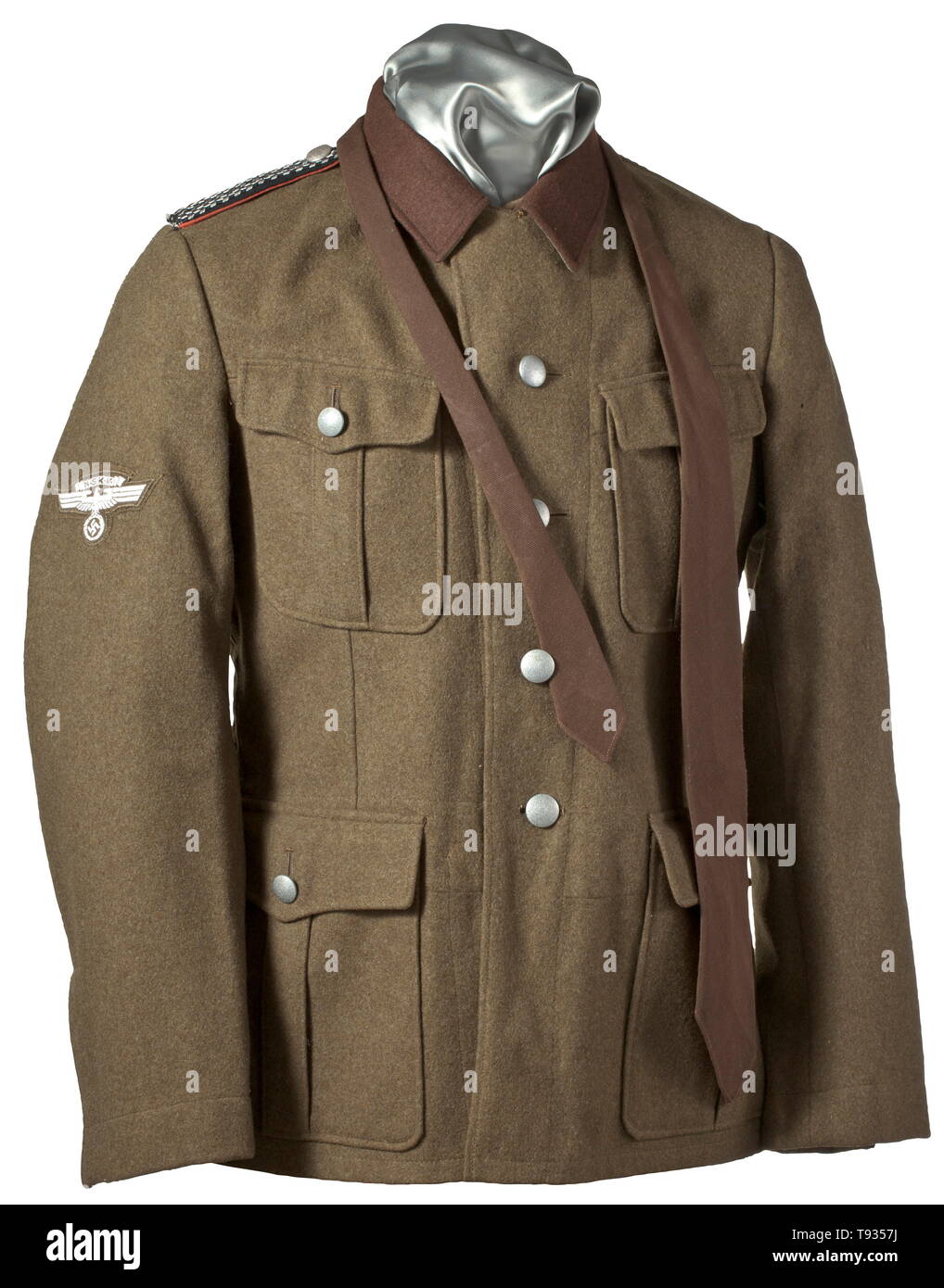 Un service pour les membres du NSKK tunique Brigade marche de depot de la pièce Reichszeugmeisterei laine vert olive foncé avec collier brun, boutons en argent et une doublure partielle du tissu de coton brun. Estampage de taille '48', d'un marquage illisible unité NSKK, Ceinture avec boucle de transport tag RZM détachés. Manchon tissé d'argent, diamants et eagle Conseil de l'épaule avec la lumière un liseré rouge. Inclus est une cravate marron, historique historique., 20e siècle, Additional-Rights Clearance-Info-Not-Available- Banque D'Images