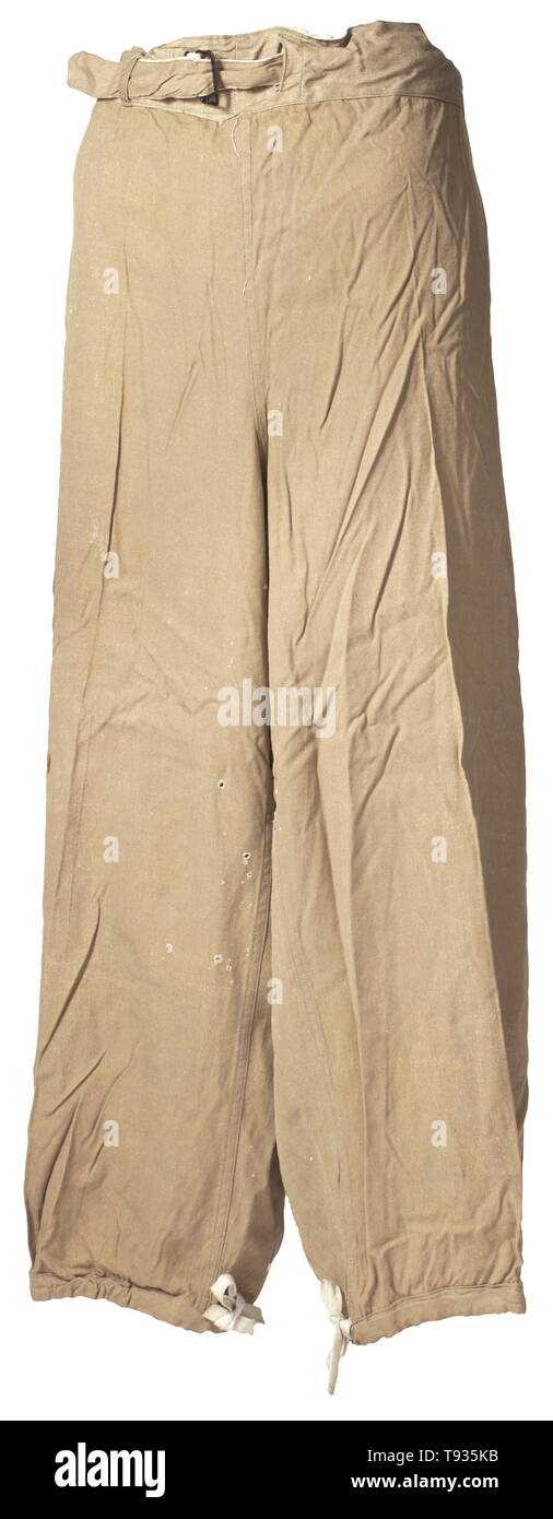 Un pantalon pour l'anorak d'hiver pour les troupes de montagne, 2ème modèle depot morceau avec Reich numéro d'usine Overtrousers modifiable du brun au blanc en coton léger avec une ceinture intégrée, dans des poches au niveau des coutures, jambe droite fermeture intégré terminaux avec des sangles. RB nombre et la taille des timbres. Espèce de dommages. Lieux historiques, Historiques, armée, forces armées, armées, militaire, militaria, objet, objets, alambics, clipping, coupures, cut out, cut-out, cut-outs, 20e siècle, Editorial-Use-seulement Banque D'Images