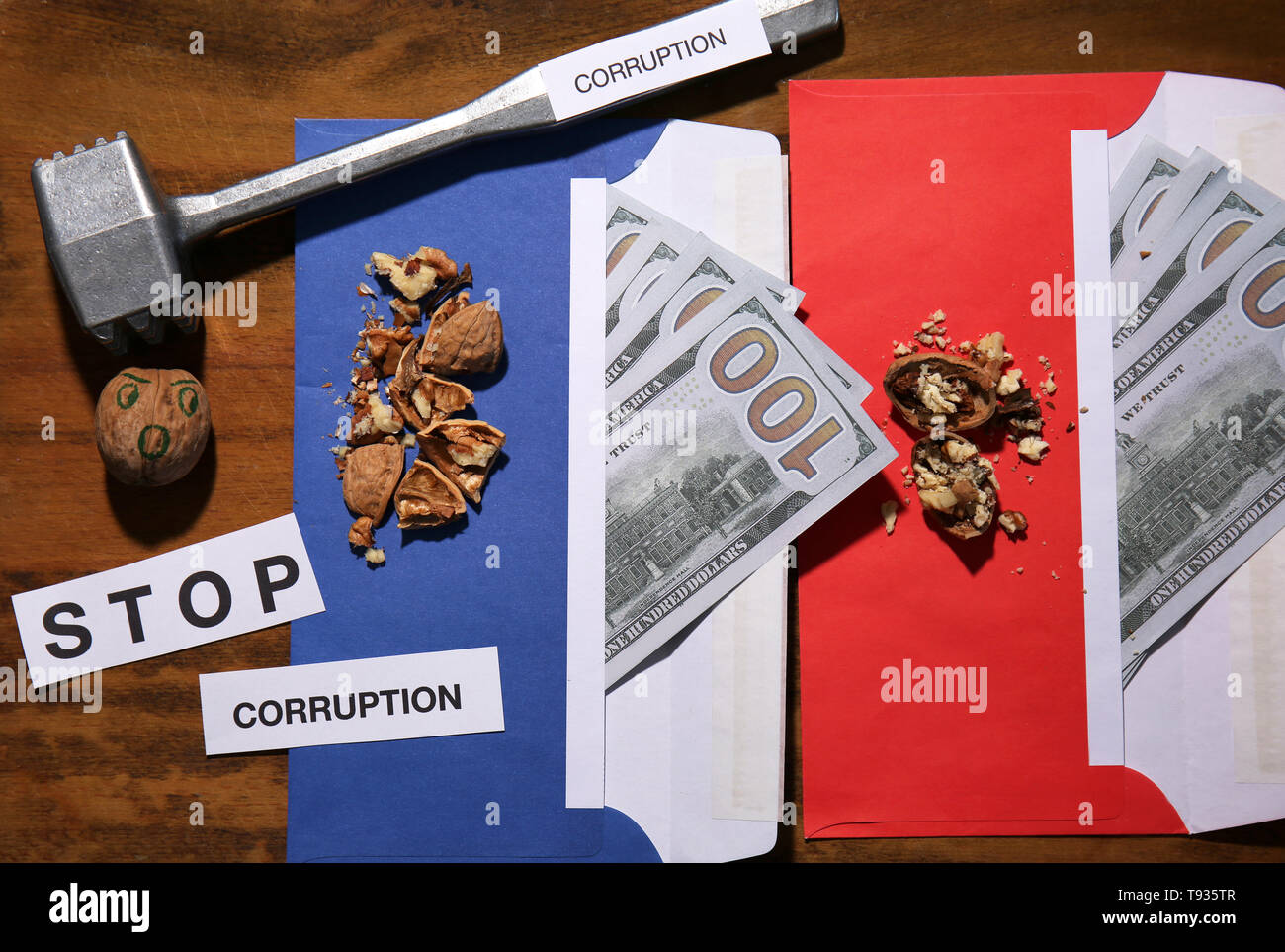 La composition créative avec de l'argent et un marteau sur fond de bois. Concept de la corruption et de l'écrou dur Banque D'Images