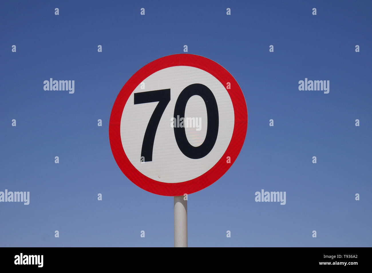 Panneau routier indiquant une limite de vitesse de 70 kilomètres à l'heure, Royaume de Bahreïn Banque D'Images