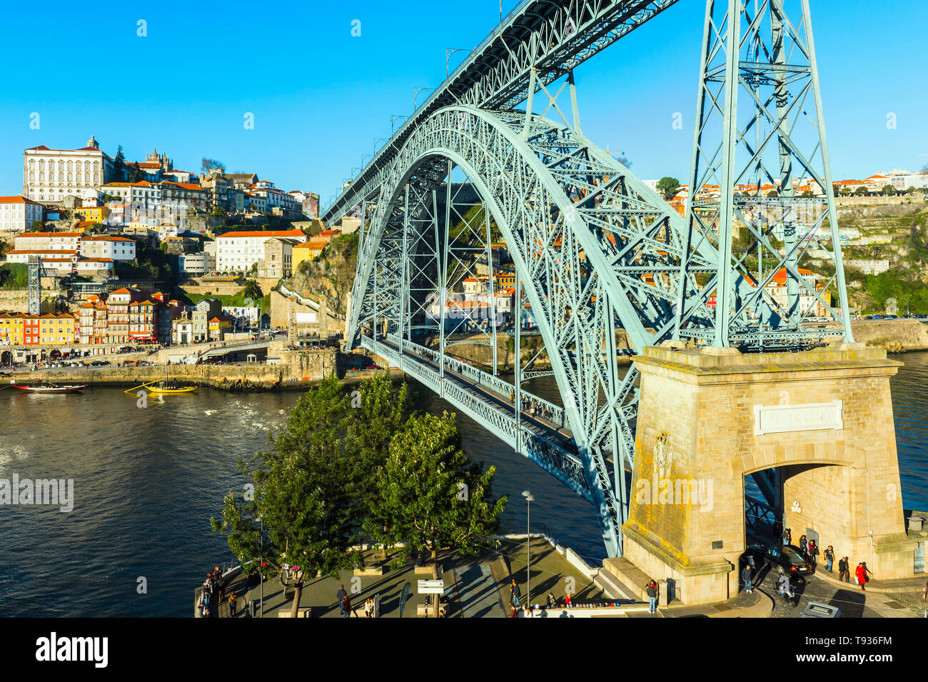 Ancien palais épiscopal avec vue sur Porto Ribeira et Ponte Dom Luis I Bridge, site du patrimoine mondial de l'Unesco, Porto, Portugal Banque D'Images