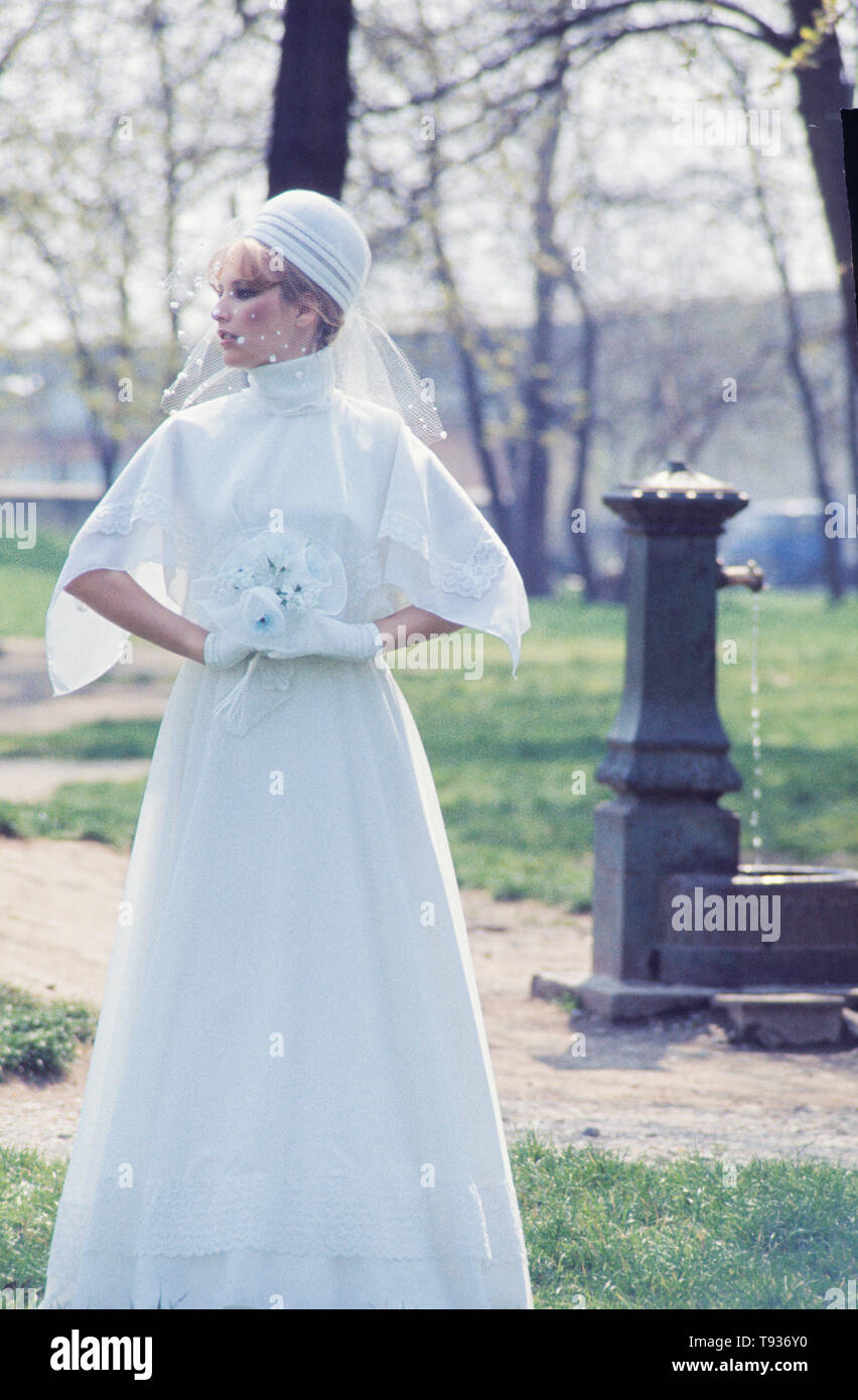 La mode des années 70 mariage Banque de photographies et d'images à haute  résolution - Alamy