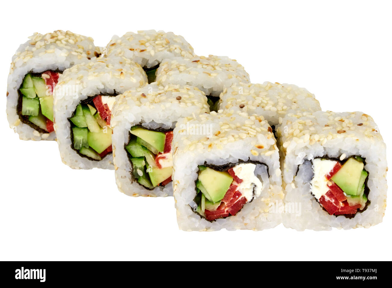 Sushi roll nourriture japonaise isolé sur fond blanc Philadelphia sushi roll avec du thon et concombre close-up Banque D'Images