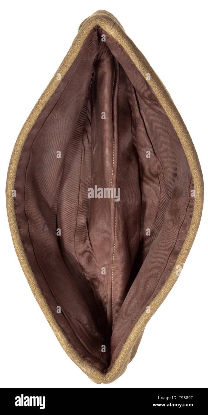 Un chiffchen» «la fatigue pour les membres de l'Ordensburgen laine de couleur olive, BeVo-tissé partie aigle sur un triangle marron, boutons, parti cap brun foncé. Peu de signes d'utilisation., historique, historique du 20e siècle, Additional-Rights Clearance-Info-Not-Available- Banque D'Images