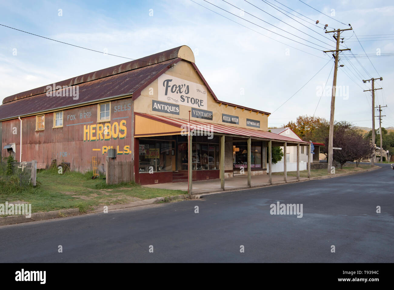 Fox's Store (prev. Hôtel Tattersalls), des antiquités et des musées médicaux dans la ville de Murrurundi en haut Hunter Valley, New South Wales, Australie Banque D'Images