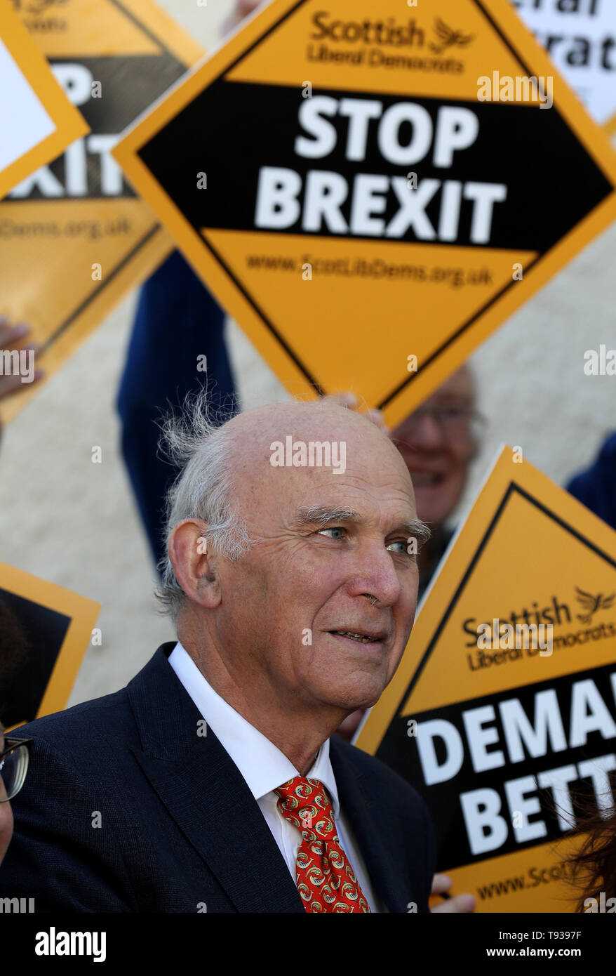 Le leader libéral-démocrate Vince Cable au cours d'une campagne de lancement de l'affiche pour l'élection européenne, tout en faisant campagne dans la région de South Queensferry. Banque D'Images