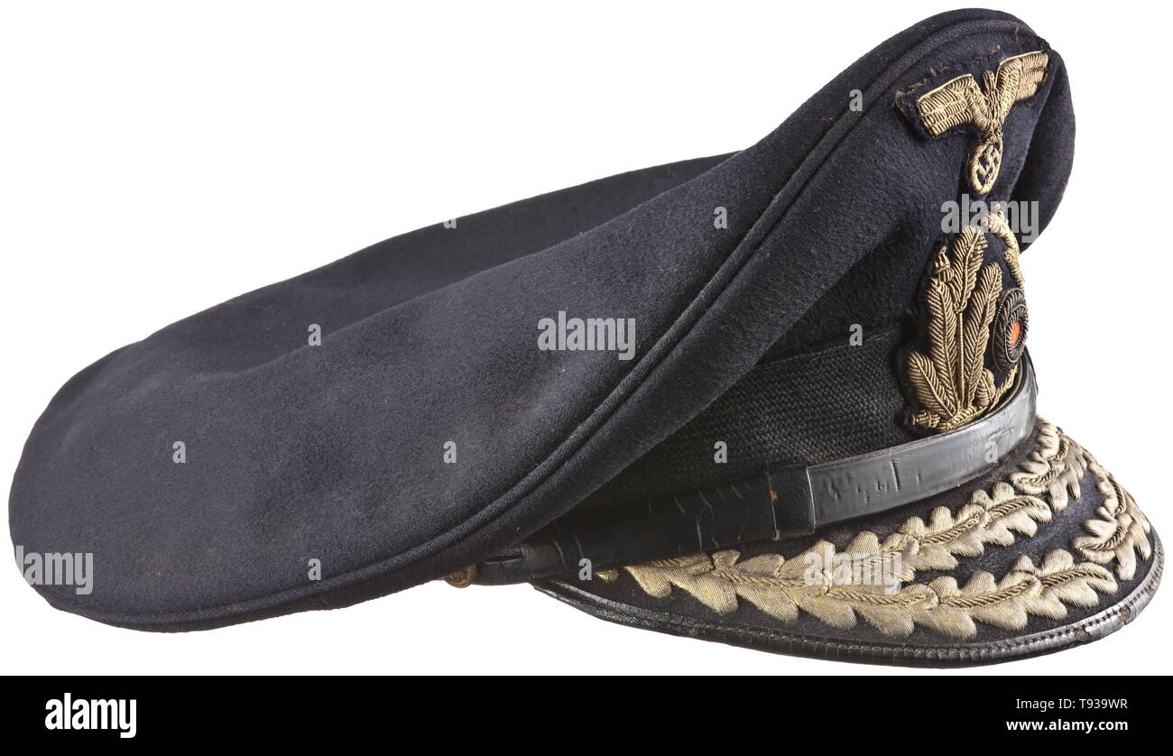 Un bouchon de pare-soleil pour un amiral de la Kriegsmarine bouilloire Erel, Berlin chiffon bleu marine, garniture de bande pare-soleil, mohair noir à l'or fin pour la broderie main, amiraux or brodé en soie bleu, insigne de la chemise (sale), en dessous du couvercle du trapèze imprimé argenté bouilloire 'O.K.K. Berlin Erel Sonderklasse" (officier d'habillement), le bandeau de cuir brun, de même avec le cachet de l'Erel', 'noir avec sangles sur des boutons d'or. Souvent utilisé un bouchon de pare-soleil d'un amiral. Provenance : Collection Richard De Filippi, illustré à la page 150 de son livre publié en 1980 'Les coiffe, Editorial-Use-seulement Banque D'Images