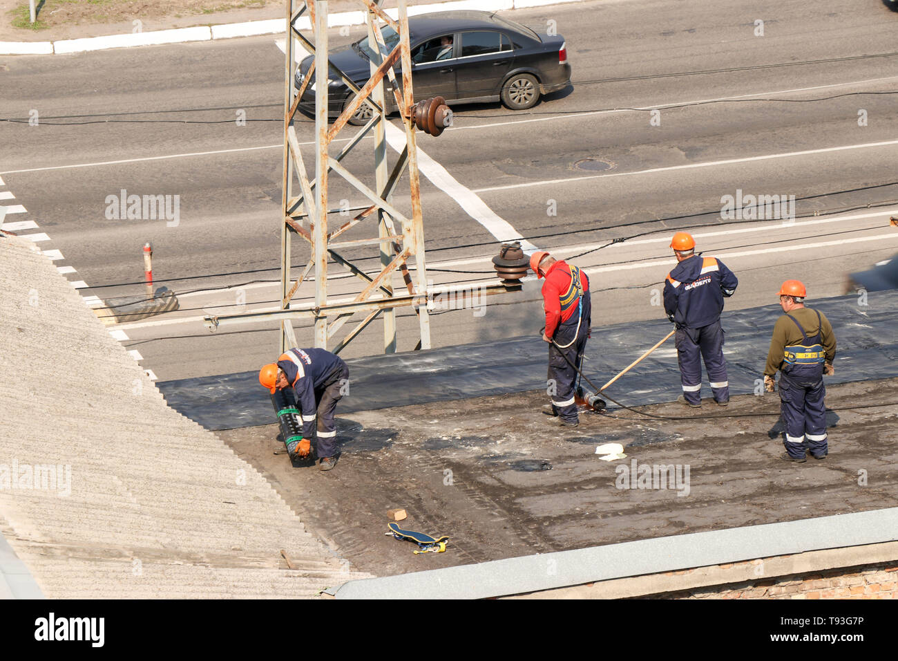 Krementchoug, région de Poltava, Ukraine, le 23 avril 2019, la réparation de l'ancien pavillon de l'immeuble, le toit est couvert avec de nouveaux ruberoid Banque D'Images