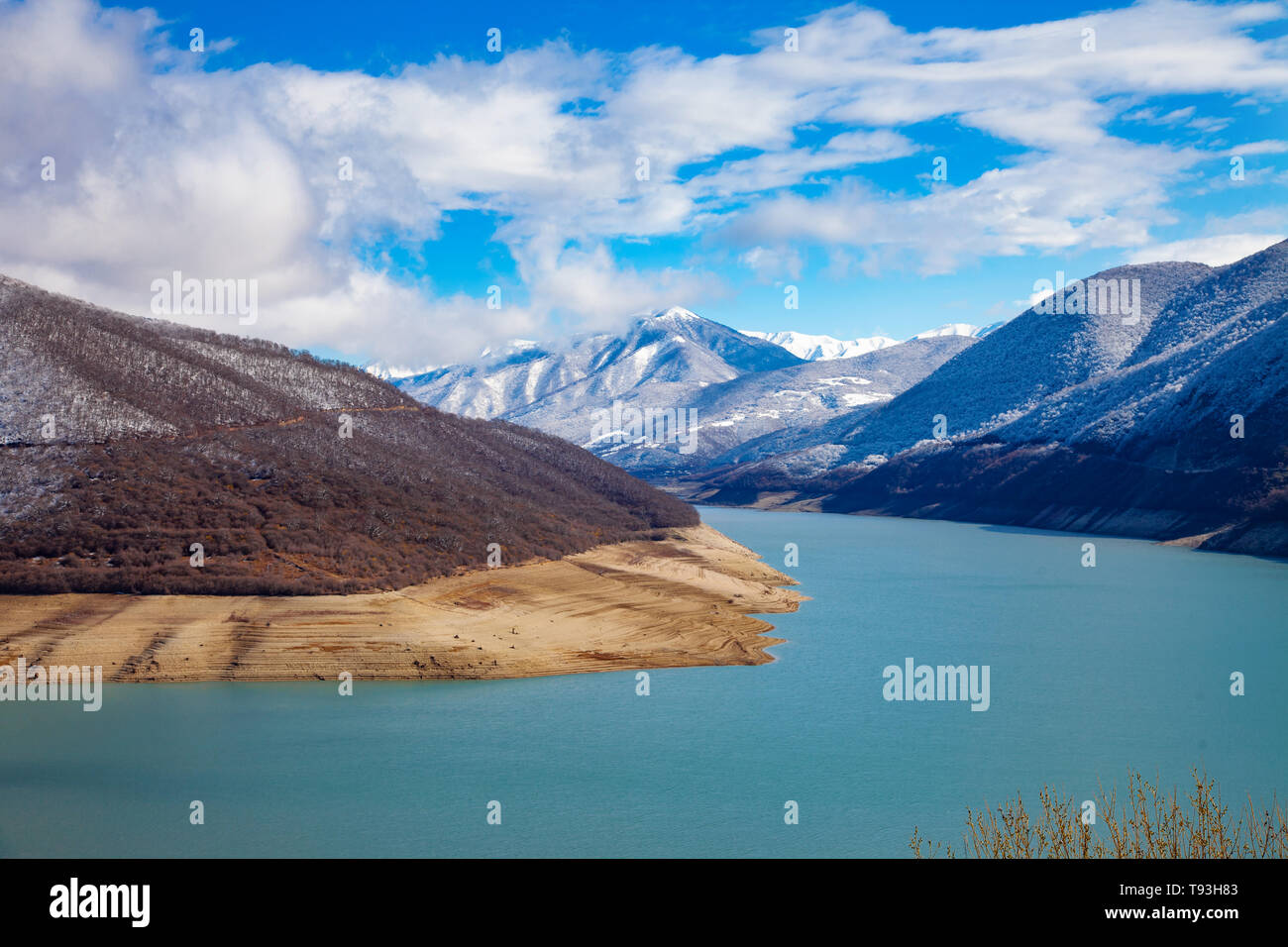 Vue panoramique des montagnes géorgiennes aux nuages et Ciel Bleu Banque D'Images