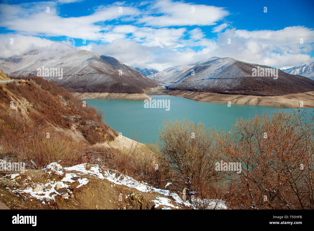 Vue panoramique des montagnes géorgiennes aux nuages et Ciel Bleu Banque D'Images