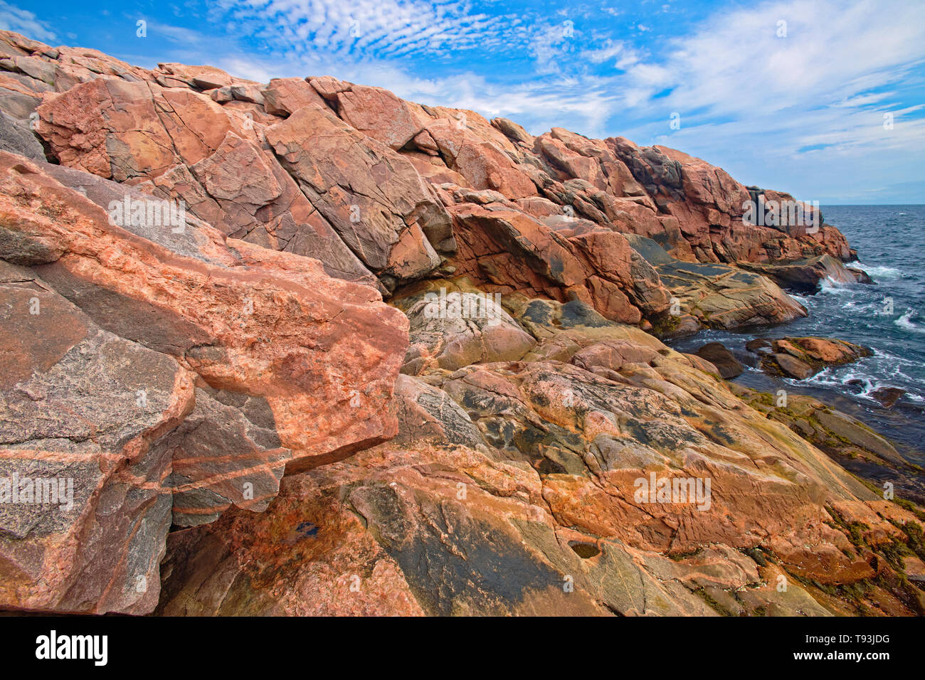 Rivage rocheux le long du détroit de Cabot (Océan Atlantique). Cabot Trail. L'île du Cap-Breton. Parc National des Hautes Terres du Cap Breton en Nouvelle-Écosse, Canada Banque D'Images