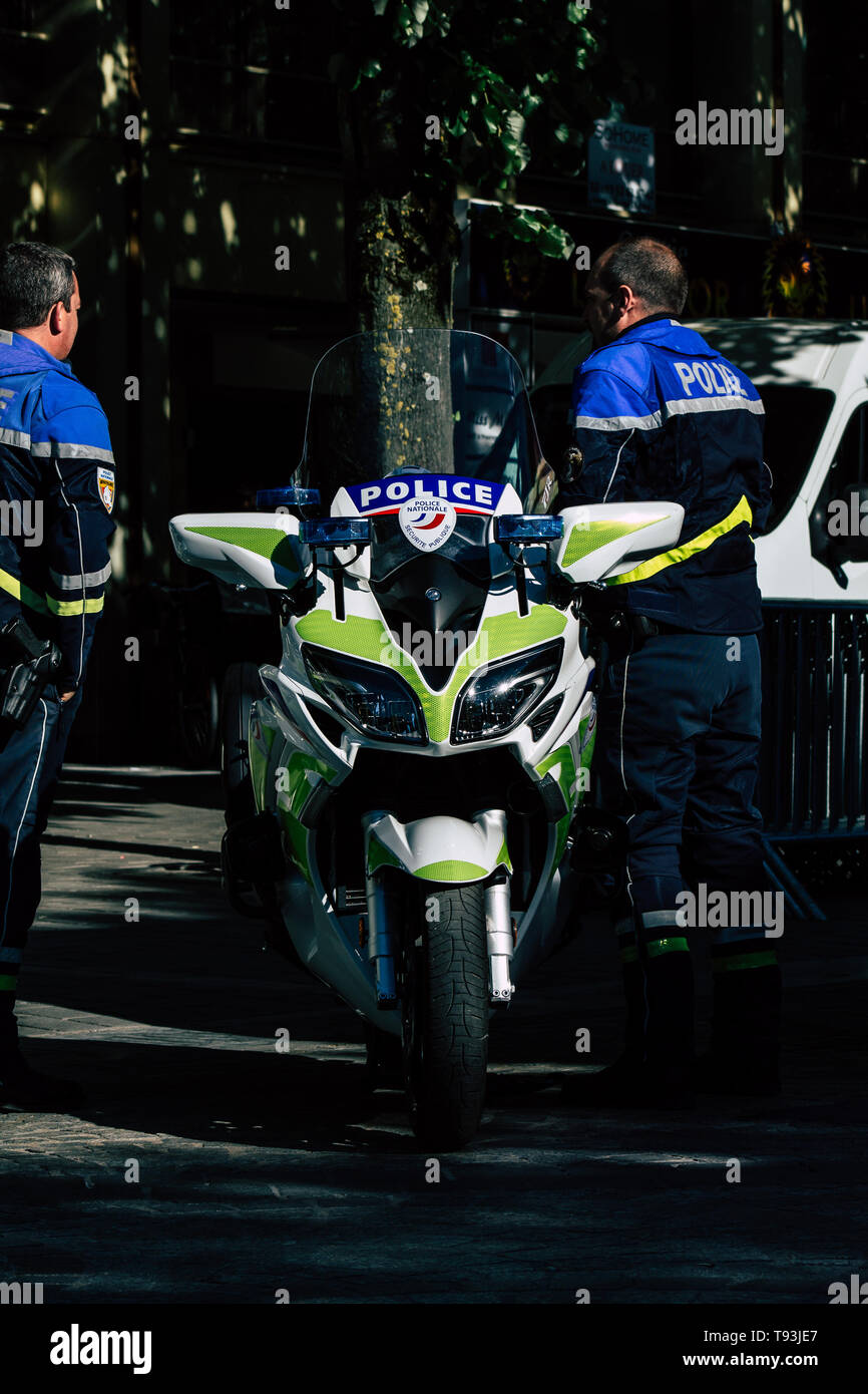 Reims Champagne France 15 Mai 2019 Avis d'un motard de la Police nationale française en moto dans les rues de Reims dans l'après-midi Banque D'Images