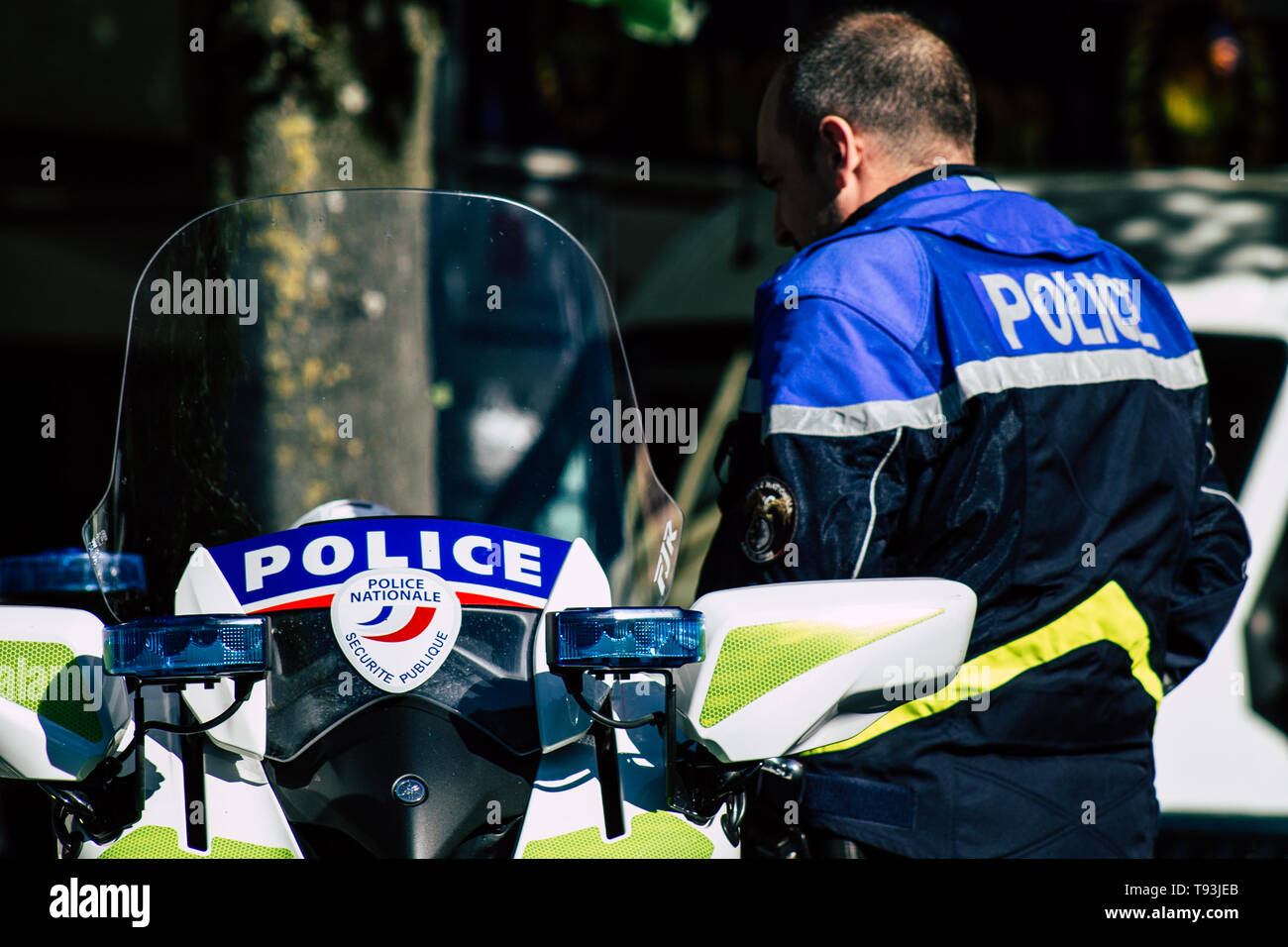 Reims Champagne France 15 Mai 2019 Avis d'un motard de la Police nationale française en moto dans les rues de Reims dans l'après-midi Banque D'Images