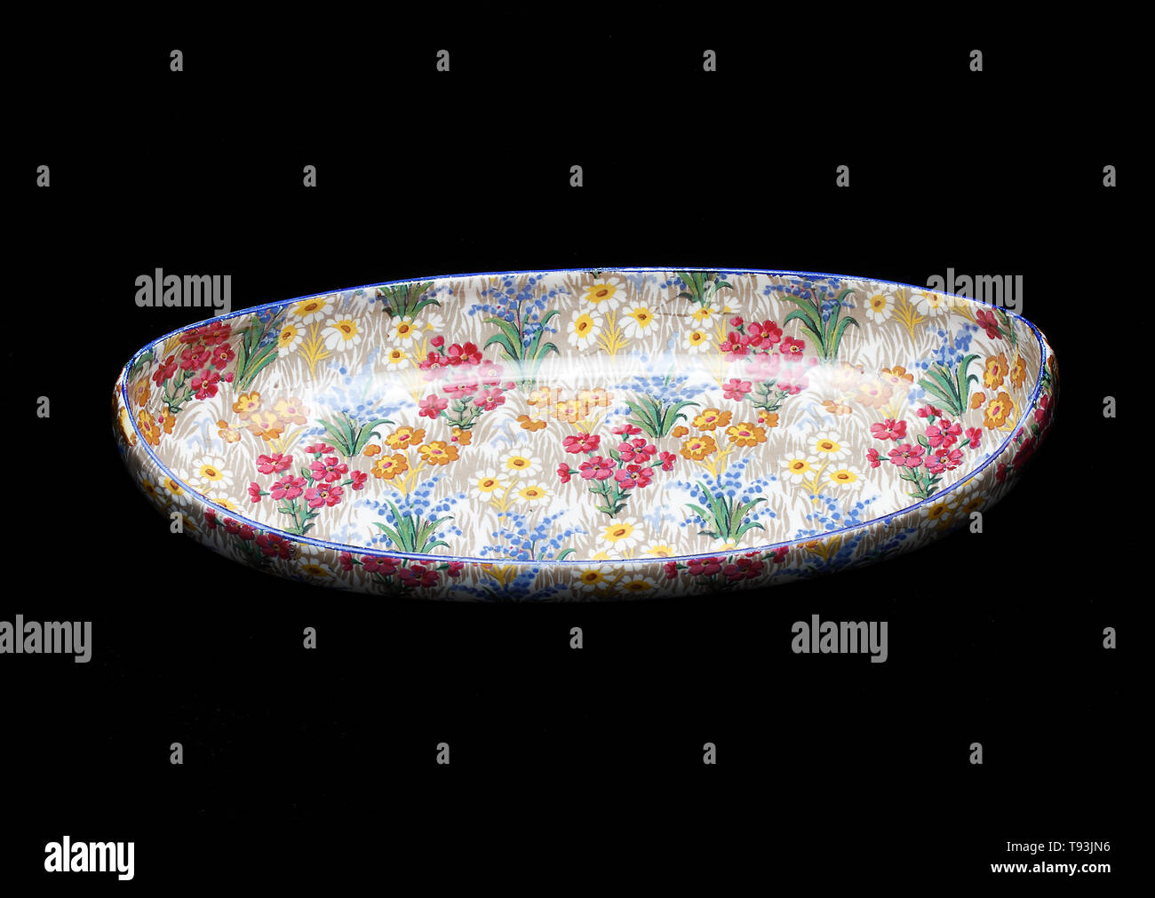 Grimwades forme Royal Winton bateau plat Marguerite 1928 Chintz  + nom : Royal Winton Grimwades plat en forme de bateau Chintz Marguerite 1930 'SGalles Date : 1928 Banque D'Images