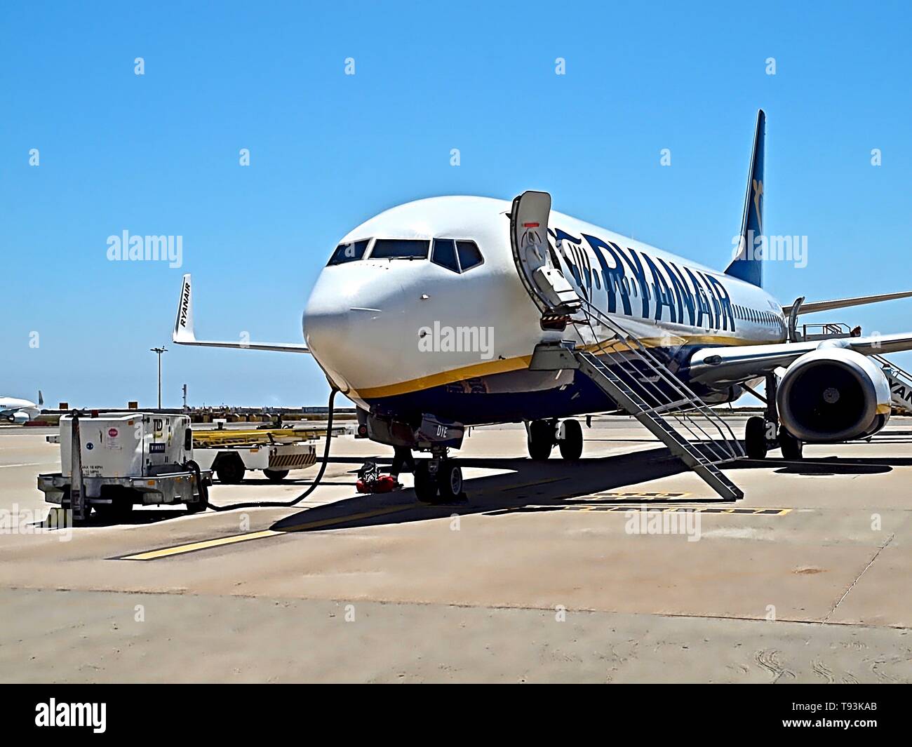 Avion de la compagnie aérienne Ryanair à l'aire d'un aéroport Banque D'Images