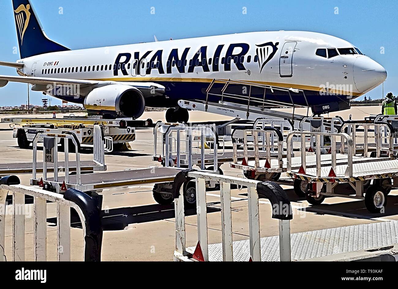 Avion de la compagnie aérienne Ryanair à l'aire d'un aéroport Banque D'Images