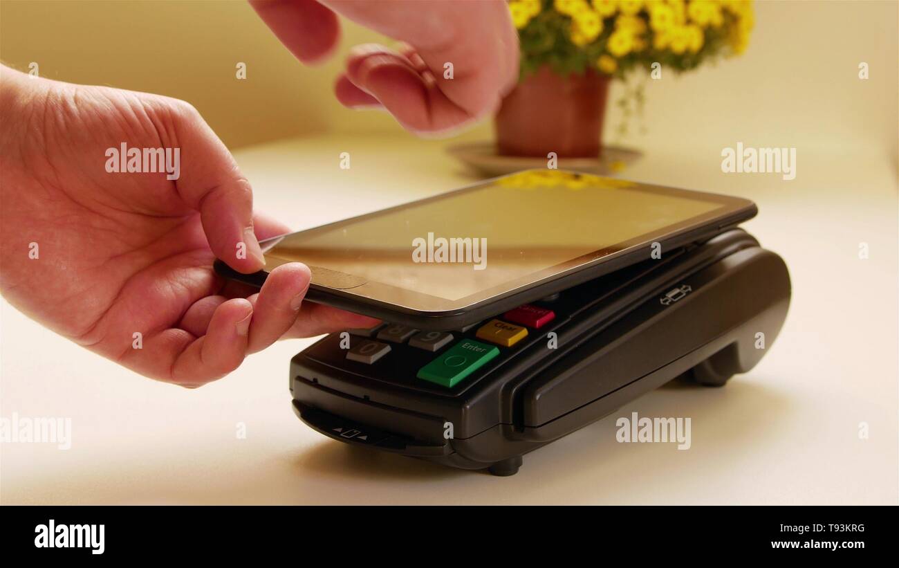 Payer avec une tablette sans fil sur la borne de carte de crédit. Banque D'Images